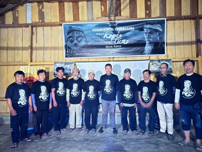 
					Sejumlah tokoh masyarakat Desa Katu bersama tim produksi film dokumenter 