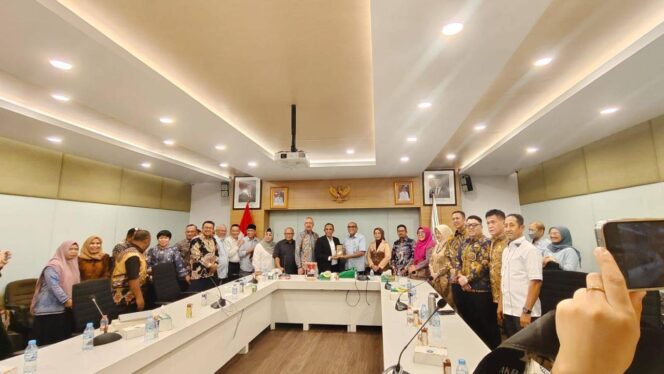 
					Saat Pansus RPJMD, Unsur Pimpinan DPRD Sulteng membersamai Gubernur Sulteng mengunjungi PT Food Station Tjipinang Jaya, Badan Usaha Milik Daerah (BUMD) milik Pemerintah Provinsi DKI Jakarta. FOTO: istimewa