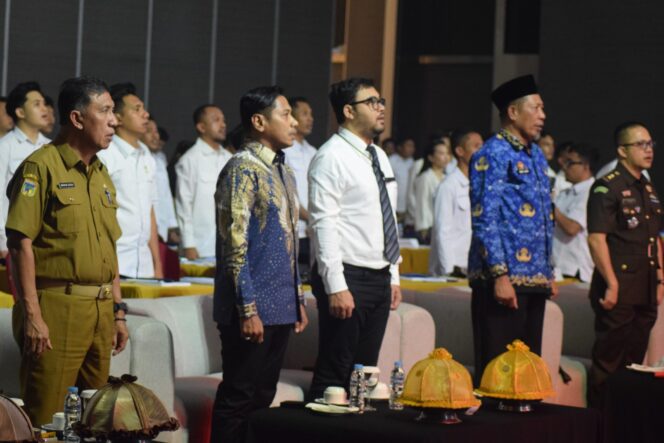 
					Anggota DPRD Provinsi Sulawesi Tengah Rachmat Syah Tawainella (tengah, batik biru) bersama sejumlah pejabat pemerintah dan aparat penegak hukum menghadiri pembukaan Rapat Kerja Daerah (Rakerda) BPD HIPMI Sulawesi Tengah di Hotel Best Western, Kota Palu, Selasa (20/05/25). FOTO: istimewa