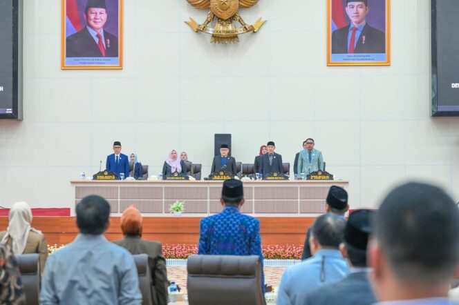 
					Ketua DPRD Sulawesi Tengah Arus Abdul Karim memimpin rapat paripurna penyampaian rekomendasi atas Laporan Keterangan Pertanggungjawaban (LKPJ) Kepala Daerah Tahun 2024 di ruang rapat utama DPRD Provinsi Sulteng, Rabu (21/05/25). FOTO: istimewa