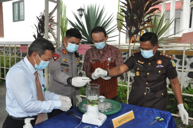 
					Pemusnahan ratusan paket sabu oleh Kajari, Fahri (kanan) didampingi Kapolres Donggala, Kepala BNN Donggala. FOTO: istimewa