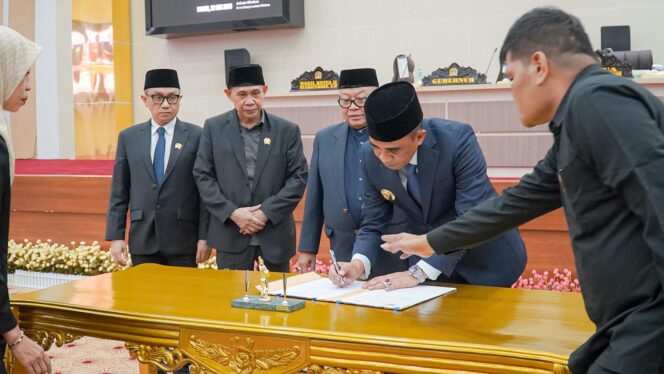 
					Wakil Ketua II DPRD Provinsi Sulawesi Tengah, Syarifudin Hafid (kiri), menyaksikan penandatanganan nota kesepahaman antara DPRD dan Pemerintah Provinsi Sulteng dalam Rapat Paripurna pembahasan awal RPJMD 2025–2029 di Ruang Sidang Utama DPRD, Kamis (22/05/25). FOTO: istimewa