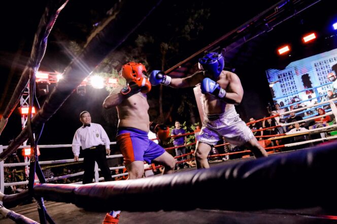 
					Dua petinju saling melancarkan serangan dalam partai final Berani Boxing Champion (BBC) 2025 yang digelar di 168 House, Palu, Sabtu (25/05/25) malam. FOTO: istimewa