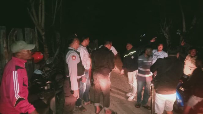 
					Petugas Polsek Mantikulore bersama warga melakukan pencarian dan evakuasi terhadap pendaki yang dilaporkan disekap di kawasan Bukit Viral, Kelurahan Kawatuna, Kecamatan Mantikulore, Kota Palu, Sabtu malam (24/05/25). FOTO: istimewa
