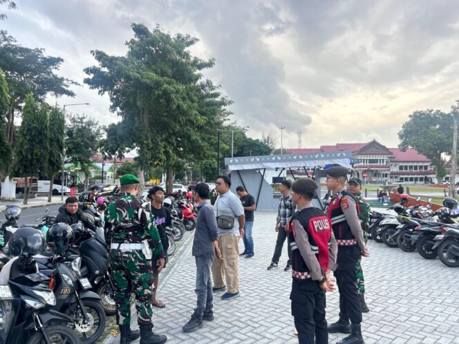 
					Saat personel Polda Sulteng melakukan oeprasi pekat di lapangan Vatulemo. FOOT: istimewa