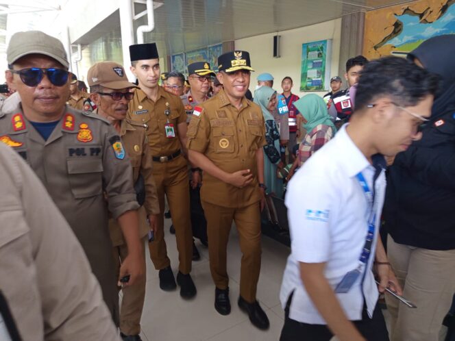 
					Gubernur Sulawesi Tengah, Anwar Hafid, tiba di Bandara Pogogul Buol disambut jajaran pemerintah daerah, Selasa (27/05/25). dalam rangka kunjungan kerja menghadiri kegiatan Rembuk Budaya Bokid Hadat. FOTO: istimewa