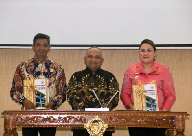 
					Bupati Donggala, Vera Elena Laruni (kanan) didampingi Ketua DPRD Donggala, Moh Taufik (kanan) saat menerima dokumen Predikat WTP dari BPK RI Perwakilan Sulteng. FOTO: TIM VEGATA