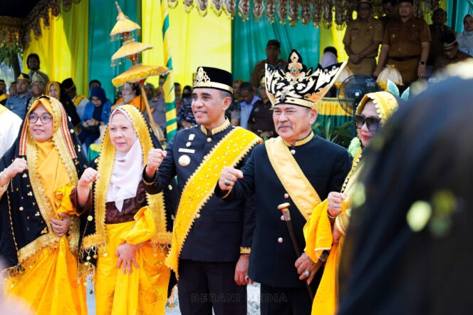 
					Gubernur Sulawesi Tengah Anwar Hafid (tengah) bersama Raja Buol Mohammad Safri Turungku (tengah kanan) menghadiri pembukaan Rembuk Budaya Buol 2025 di Anjungan Leok 1, Kabupaten Buol, Selasa (27/05/25). FOTO: istimewa