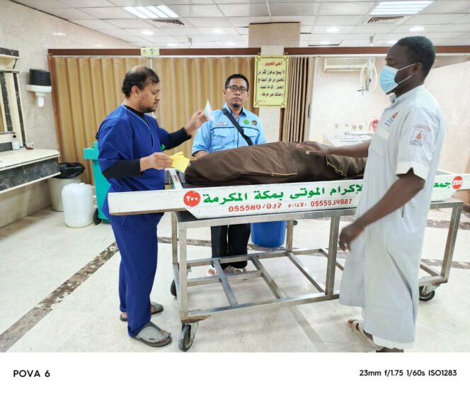 
					Petugas medis dan pengurus jenazah di Makkah tengah menangani jenazah Taggiling Ngola Makkuaseng, jemaah haji asal Kabupaten Poso, Sulawesi Tengah, yang wafat di Hotel 718 Manaber Al-Khair, kawasan Jarwal, pada Senin malam (26/05/25) waktu Arab Saudi. Jenazah ditangani sesuai prosedur oleh tim kloter dan otoritas setempat. FOTO: istimewa