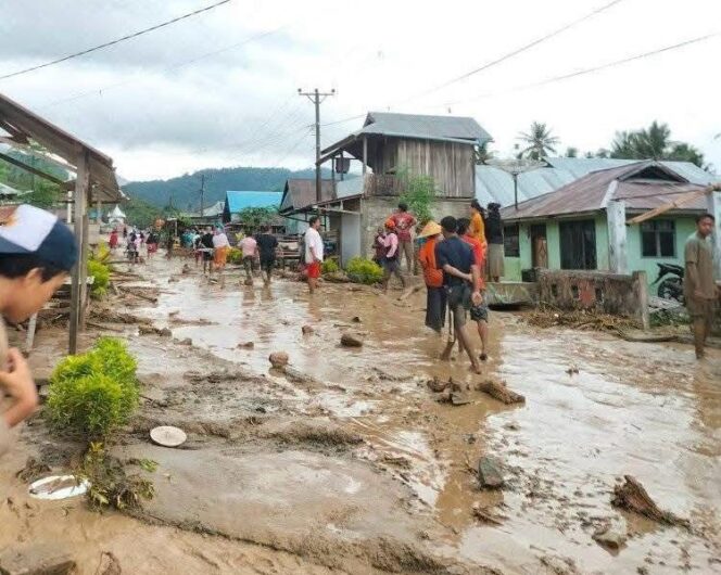 
					Desa Wombo, Kecamatan Tanantovea, Kabupaten Donggala, dilanda banjir bandang pada Selasa (27/05/25) sore pukul 15.00 Wita. FOTO: istimewa