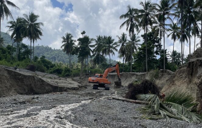 
					Alat berat dikerahkan untuk melakukan normalisasi sungai di Desa Wombo Kalonggo, Kecamatan Tanantovea, Kabupaten Donggala, Sulawesi Tengah. FOTO: BPBD Sulteng