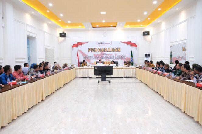 
					Menteri Agraria dan Tata Ruang/Kepala Badan Pertanahan Nasional (ATR/BPN), Nusron Wahid, memberikan pengarahan kepada jajaran Kantor Wilayah dan Kantor Pertanahan se-Sulawesi Tenggara dalam rapat koordinasi di Kendari, Rabu (28/05/25). FOTO: istimewa