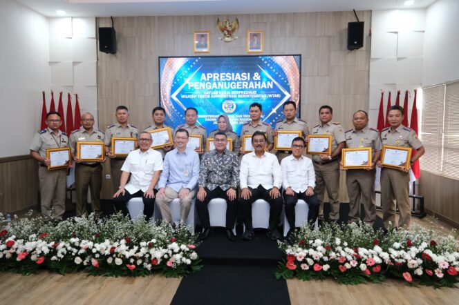 
					Wamen ATR/Waka BPN, Ossy Dermawan bersama 11 kantah yang mendapatkan penghargaan. FOTO: istimewa