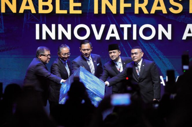 
					Wakil Menteri ATR/Waka BPN Ossy Dermawan (kanan) bersama Menteri Koordinator Bidang Infrastruktur dan Pembangunan Kewilayahan Agus Harimurti Yudhoyono (tengah) dan para pejabat tinggi negara lainnya secara simbolis membuka International Conference on Infrastructure (ICI) 2025 di Jakarta International Convention Center, Rabu (11/06/25). FOTO: istimewa