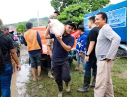 Fathur Razaq dan Relawan Salurkan Bantuan ke Wombo Kalonggo dan Wombo Mpanau