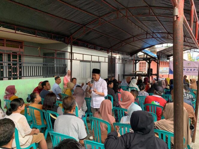
					Wakil Ketua I DPRD Provinsi Sulawesi Tengah, Aristan, berdialog langsung dengan warga dalam kunjungan daerah pemilihan (kundapil) di Kelurahan Besusu Tengah, Kecamatan Palu Timur, Senin (02/06/25). FOTO: istimewa