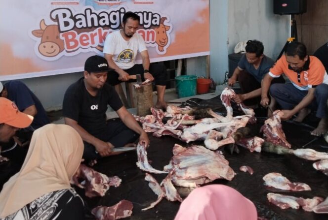
					Ketua DPW PKS Sulteng, M. Wahyuddin bersama Sejumlah panitia kurban dari DPD PKS Kota Palu tengah memotong dan mempersiapkan daging kurban untuk didistribusikan kepada masyarakat, Ahad (08/06/25). FOTO: istimewa