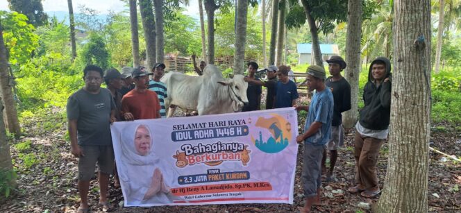 
					Warga Desa Beka, Kecamatan Marawola, Kabupaten Sigi, menerima secara simbolis seekor sapi kurban dari Wakil Gubernur Sulawesi Tengah, dr. Reny A. Lamadjido, dalam rangka perayaan Iduladha 1446 H, Selasa (9/6/2025). Penyaluran hewan kurban ini merupakan bagian dari program “Bahagianya Berkurban” yang menargetkan 2,3 juta paket kurban untuk masyarakat. FOTO: istimewa