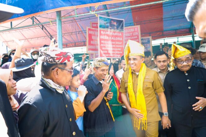 
					Gubernur Sulawesi Tengah, Anwar Hafid, disambut hangat oleh warga dan tokoh adat saat menghadiri aksi damai di Kelurahan Tipo, Selasa (10/06/25). FOTO: istimewa