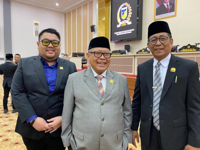 
					Ketua DPRD Sulteng, Arus Abdul Karim (tengah) bersama anggota DPRD Sulteng. FOTO: netiz.id 