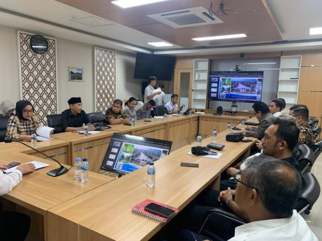 
					Anggota Komisi III DPRD Provinsi Sulawesi Tengah saat melakukan kunjungan kerja ke Direktorat Jenderal Bina Marga, Kementerian PUPR, di Jakarta pada Selasa (17/06/25). FOTO: istimewa