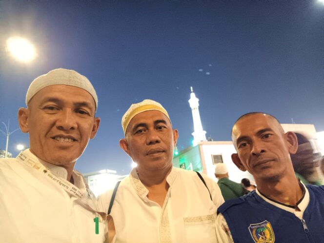 
					Pendamping Haji Daerah Layanan Umum Kabupaten Donggala, Anhar (Tengah) bersama Ketua Kloter 9 BPN, H. Lukito. FOTO: istimewa