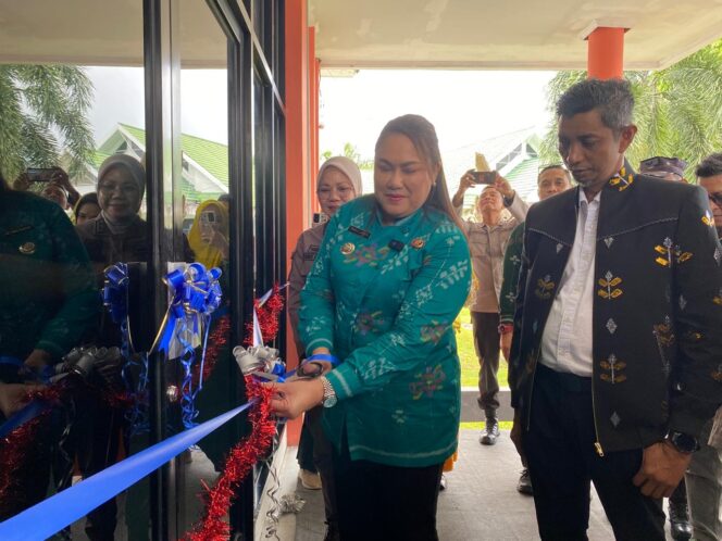 
					Bupati Donggala, Vera Elena Laruni, meresmikan rehabilitasi empat bangunan perawatan RSUD Kabelota Donggala, Rabu (19/06/25), sebagai bagian dari implementasi Kelas Rawat Inap Standar (KRIS). FOTO: netiz.id 