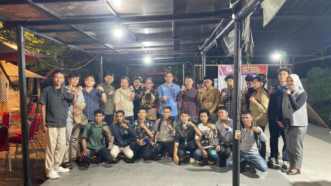 
					Anggota Sulteng, Mahfud Masuara bersama peserta kegiatan bertajuk Pemikiran Politik Islam Lawyers Club. FOTO: istimewa