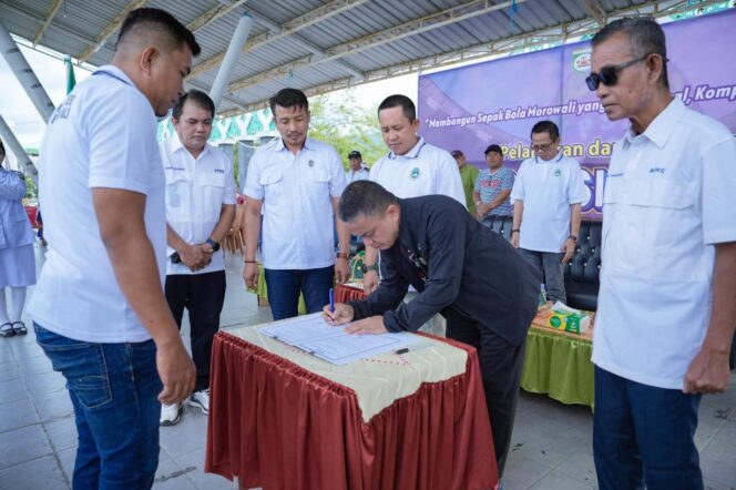 
					Ketua Asprov PSSI Sulawesi Tengah, Hadianto Rasyid, menandatangani berita acara pelantikan pengurus Askab PSSI Morowali periode 2024–2028, disaksikan oleh Ketua Askab PSSI Morowali, Gafar Hilal, dan jajaran pengurus lainnya, dalam acara pelantikan yang digelar di Morowali, Sabtu (21/06/25). FOTO: istimewa