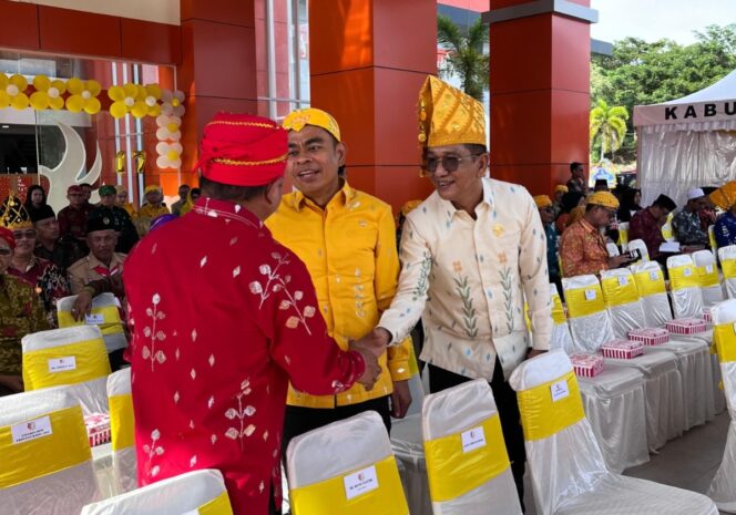 
					Anggota DPRD Provinsi Sulawesi Tengah Abd. Rahman (kanan) bersalaman dengan salah satu tamu undangan saat menghadiri perayaan Hari Ulang Tahun ke-17 Kabupaten Sigi yang digelar di halaman Kantor Bupati Sigi, Selasa (24/06/25). FOTO: istimewa