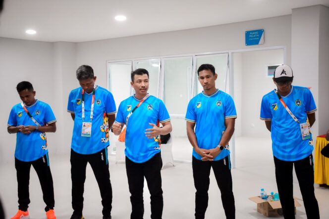 
					Mantan Manajer PON Sulawesi Tengah, Suzik (Tengah) bersama jajaran Pelatih Terlihat di tengah, Zulkifli Syukur (dua dari kanan), yang baru saja ditunjuk sebagai asisten pelatih Timnas Indonesia U-23. FOTO: istimewa