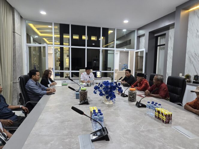 
					Gubernur Sulawesi Tengah menerima perwakilan masyarakat Desa Winangabino, Kecamatan Mamosalato, Kabupaten Morowali Utara, yang didampingi Satgas Penyelesaian Konflik Agraria Sulteng, dalam pertemuan yang berlangsung di ruang kerja gubernur, Kamis (26/06/25). FOTO: istimewa