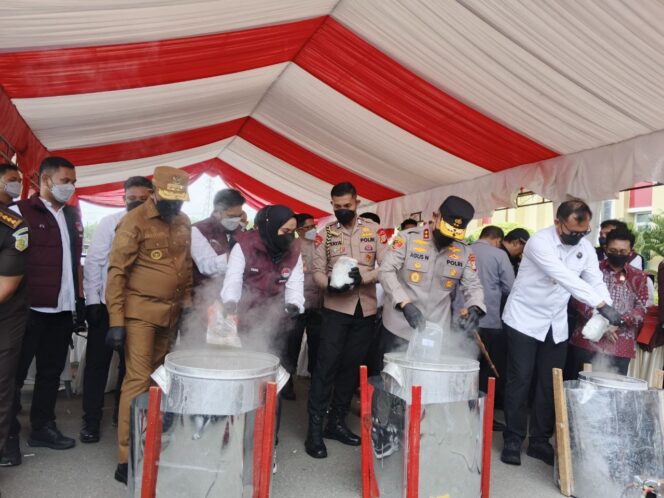 
					Kapolda Sulteng Irjen Pol Agus Nugroho didampingi Gubernur Sulawesi Tengah Anwar Hafid, bersama jajaran Polda Sulteng, memimpin pemusnahan puluhan kilogram sabu-sabu. FOTO: narasita.com