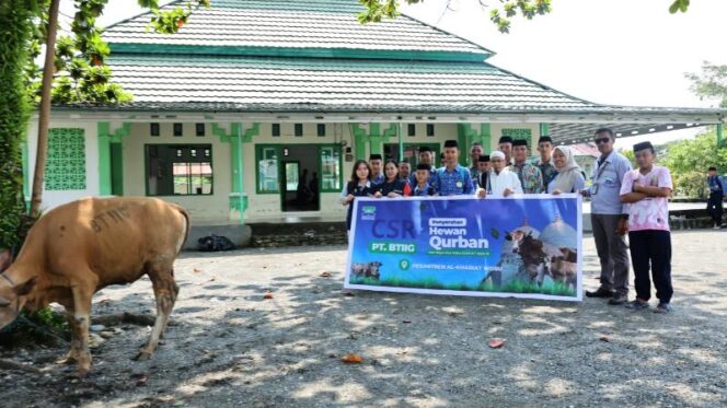 
					Perwakilan PT BTIIG menyerahkan hewan kurban kepada pengurus masjid. FOTO: istimewa