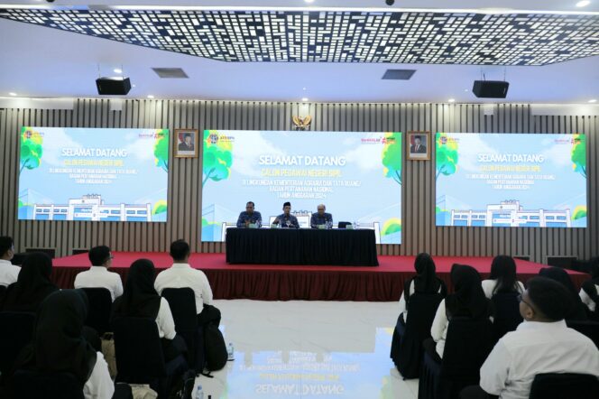 
					Saat Kementrian ATR/BPN RI menggelar kegiatan pembekalan bagi Calon Pegawai Negeri Sipil (CPNS) Tahun Anggaran 2024 pada Senin (02/06/25). FOTO: istimewa