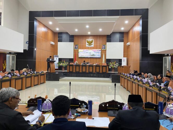 
					Ketua Pansus LPJ APBD Kota Palu Tahun Anggaran 2024, Alfian Chaniago, menyampaikan laporan dalam rapat paripurna di ruang sidang utama DPRD Kota Palu, Senin (07/07/25). FOTO: netiz.id
