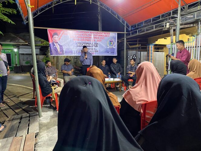 
					Anggota DPRD Kota Palu, Muchsin Ali, saat menyampaikan sambutan dalam kegiatan Penjaringan Aspirasi Masyarakat (Reses) Caturwulan II Masa Persidangan Tahun 2025 di Jalan Labu, Lorong III, Kelurahan Balaroa, Kecamatan Palu Barat, Selasa malam (15/07/25). Kegiatan tersebut turut dihadiri perwakilan sejumlah OPD dan warga setempat. FOTO: istimewa