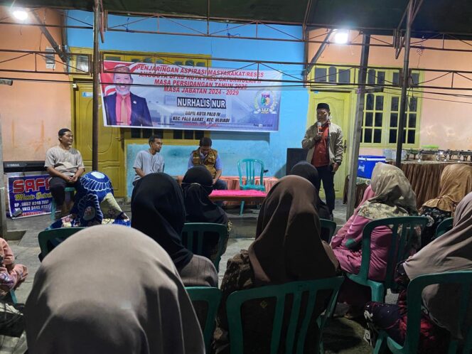 
					Anggota DPRD Kota Palu, Nurhalis Nur, menyampaikan sambutan saat menggelar reses caturwulan II masa persidangan tahun 2025 di Jalan Ketimun Lorong II, Kelurahan Balaroa, Kecamatan Palu Barat, Senin malam (14/07/25). FOTO: netiz.id