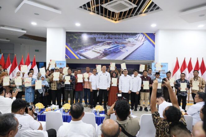 
					Menko Bidang Infrastruktur dan Pembangunan Kewilayahan, Agus Harimurti Yudhoyono (tengah), bersama Wamen ATR/Waka BPN, Ossy Dermawan, berfoto bersama masyarakat penerima sertipikat tanah dalam acara penyerahan sertipikat di Terminal Penumpang Pelabuhan Donggala, Sulawesi Tengah, Rabu (09/07/25). FOTO: istimewa