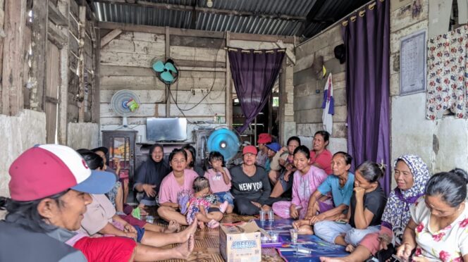 
					Sejumlah perempuan tani dari Kelompok Tani “Maju Jaya” mengikuti workshop pemberdayaan petani kecil melalui pendekatan CSR yang diselenggarakan Relawan untuk Orang dan Alam (ROA) di Desa Rio Mukti, Kecamatan Rio Pakava, Kabupaten Donggala, Sulawesi Tengah, Jumat (27/06/25). FOTO: istimewa