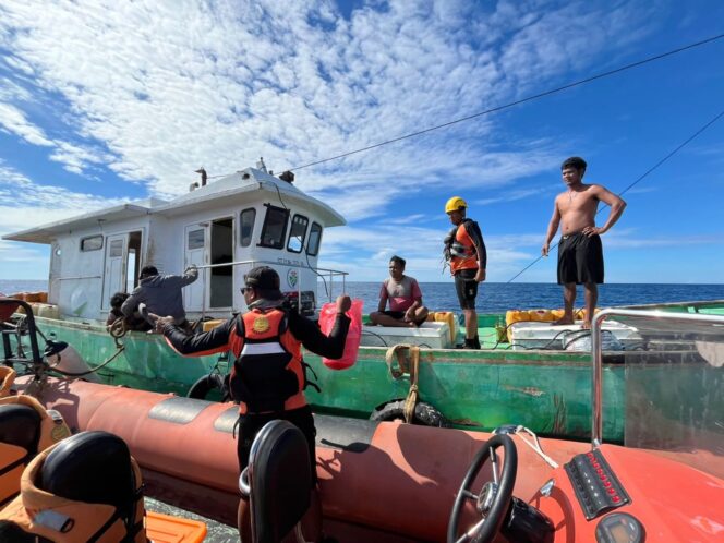 
					Tim SAR gabungan berhasil mengevakuasi empat orang penumpang long boat yang mengalami mati mesin di Perairan Matanga, Kabupaten Banggai Laut, Sulawesi Tengah,Foto:SAR PALU