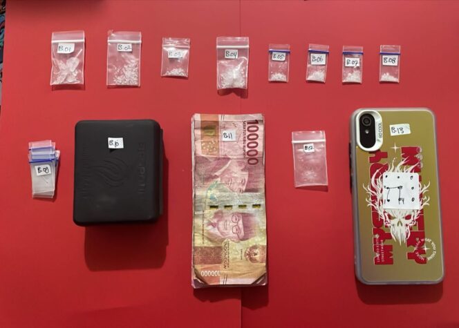 
					Barang bukti yang diamankan Satresnarkoba Polresta Palu dari dua tersangka pengedar sabu, FK dan MI. Tampak dalam foto sejumlah paket sabu siap edar, plastik klip kosong, satu unit kotak hitam, uang tunai senilai Rp1 juta, dan satu unit ponsel. Barang bukti ini disita saat penangkapan di Jalan Pangeran Hidayat, Kelurahan Lere, Palu Barat, Kamis (03/07/25). FOTO: istimewa