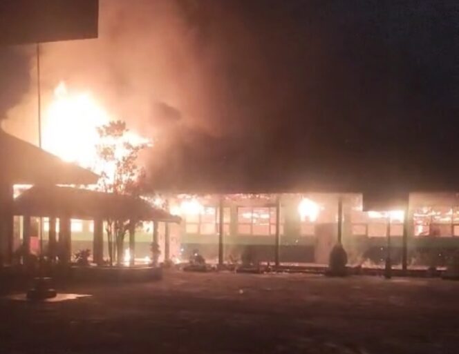 
					Gedung MTsN 3 Donggala di Desa Karya Mukti, Kecamatan Dampelas, Kabupaten Donggala, dilalap api dalam kebakaran hebat yang terjadi pada Kamis malam (10/07/25). FOTO: tangkap layar video