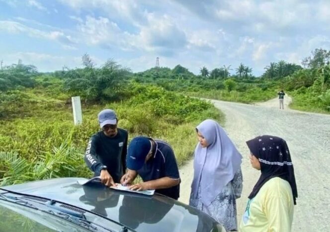 
					Petugas dari Seksi Penataan dan Pemberdayaan Kantor Pertanahan Kabupaten Donggala bersama warga melakukan pencocokan data di lokasi permohonan P-KKPR di Desa Tinauka, Kecamatan Rio Pakava, saat kegiatan peninjauan lapangan, Selasa (22/07/25). FOTO: istimewa