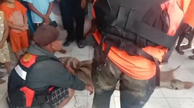 
					Saat jenazah Tahrudin (60) dievakuasi tim sar gabungan. FOTO: tangkap layar video