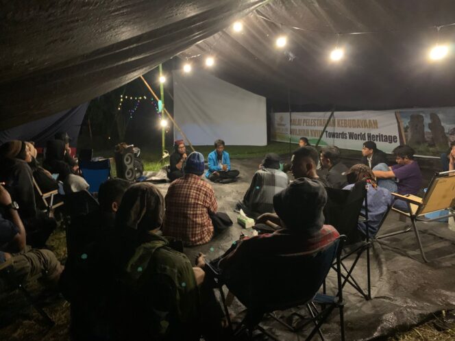 
					Suasana diskusi film dokumenter Kopi Tua Desa Katu yang digelar oleh Jurnalis Wanita Indonesia (JUWITA) di bawah tenda acara Festival Tampo Lore, Desa Hangira, Kecamatan Lore Tengah, Kabupaten Poso, Sabtu (28/06/25). FOTO: istimewa
