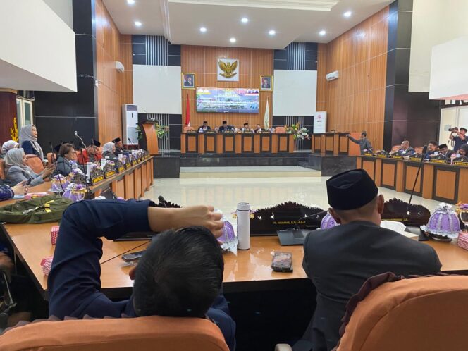 
					Suasana Rapat Paripurna DPRD Kota Palu yang dipimpin Ketua DPRD Rico A.T. Djanggola, dalam agenda penyampaian pandangan umum fraksi-fraksi terhadap Raperda Pertanggungjawaban Pelaksanaan APBD Tahun Anggaran 2024, Kamis (03/07/25). FOTO: netiz.id 