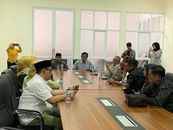 
					Sejumlah anggota DPRD Provinsi Sulawesi Tengah bersama jajaran Sekretariat DPRD dan perwakilan instansi terkait mengikuti rapat koordinasi terkait penempatan tenaga P3K di ruang rapat utama DPRD Sulteng, Kamis (03/07/25). FOTO: istimewa
