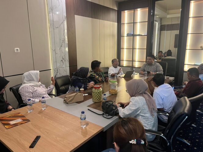 
					Anggota DPRD Provinsi Sulawesi Tengah, Dhandy Adhi Prabowo, menerima kunjungan kerja rombongan DPRD Kabupaten Tolitoli dalam agenda koordinasi dan sinkronisasi RPJMD, yang berlangsung di Ruang Komisi III DPRD Sulteng, Jumat ()4/07/25). FOTO: istimewa