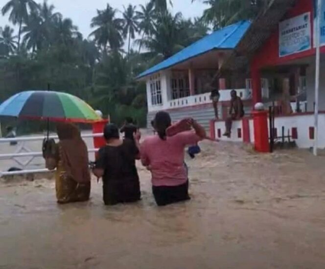 
					Warga menerobos genangan banjir yang merendam kawasan permukiman di Kecamatan Banawa Tengah, Kabupaten Donggala, Sulawesi Tengah, Senin (07/07/25). FOTO: istimewa